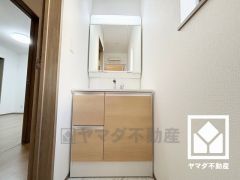 収納付きでスッキリお使い頂ける3面鏡の洗面台です。洗面ボウルが広めなので、忙しい朝でも身支度がしやすく時短になります。