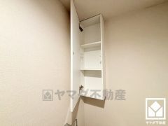 トイレットペーパーのストックや消耗品置き場などとしてお使いいただける吊戸棚がございます。