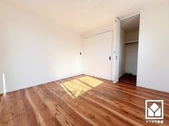 約7.1帖の3階洋室です。ウォークインクローゼット付きのお部屋で整理整頓しやすいです。