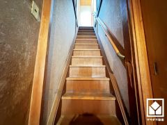 手すり付きの階段。バリアフリーにも配慮された、家族みんなが過ごしやすい住宅です。