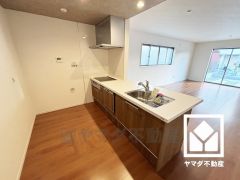 フラットタイプのカウンターキッチンなので配膳や片付けがしやすく、お料理中でもお子様の様子が分かって安心です。