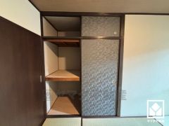 穏やかな暮らしを支える、豊かな収納。押入にはお客様用の座布団や寝具も収納可能です。