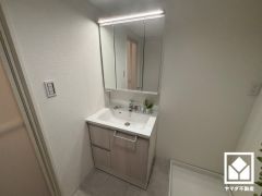 使いやすさが考えられた3面鏡です。洗面ボウルが広めなので、忙しい朝でも身支度がしやすく時短になります。