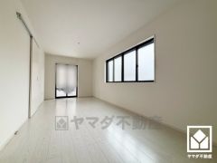 広々17.4帖のLDKが魅力。家族全員がリラックスできる、ゆったりとした快適リビングで温かい団らんの時間を。