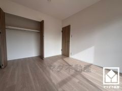 約6帖の洋室です。大きなクローゼット付きのお部屋で整理整頓しやすいです。