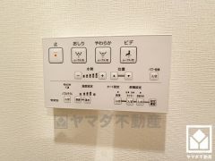 温水洗浄便座付きで、季節を問わずいつでも温かい便座をお使いいただけます。