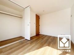 約6.9帖の洋室です。全居室に収納がございますので、お部屋の広さを最大限に活用できます。