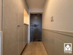 玄関にはたっぷりの収納スペースを完備。家族の靴もしっかり収納できるので、玄関がいつも片付き、気持ちよくお客様を迎えられます。