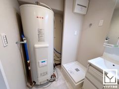 電気温水器を搭載。火を使わないため安全性が高く、貯湯式なので停電時にも貯めてあるお湯を生活用水として使用することができます。沸き上げ時間を設定できるため、時間帯別電灯契約にも対応しています。?