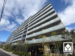 洗練された外観デザインが、住まう誇りを演出。2023年10月建築。都会に調和する美しい佇まいの築浅マンション。大切なペットと一緒に暮らせる住まいです（規約制限有）。