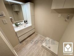 室内洗濯機置場がございますので、天候に左右されず洗濯していただけます。上部に吊戸棚があるので消耗品などをスッキリ置けるのも嬉しいポイント。