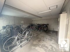 サイクルラックの設置された屋内駐輪場を完備。スッキリ整理されて、自転車同士の接触や転倒の心配がございません。
