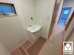 小さなお子様のお風呂上りもこのスペースがあればゆったりとして頂けます。室内洗濯機置場がございますので、天候に左右されず洗濯していただけます。