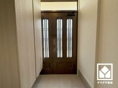 ドアの窓から光が差し込み、外出時にも帰宅時にも、明るい気持ちになれる玄関です。