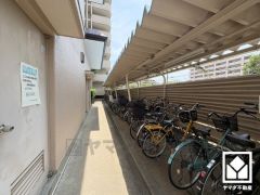 屋根付き駐輪場なので、雨や風、直射日光から自転車を守ることができます。
