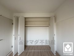 新たに家具を買わなくても良いので、ハンガーパイプ付きのクローゼットは嬉しいですね。奥行きがあるので、収納力も申し分ありません。