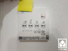 浴室暖房乾燥機付き。真冬の寒い浴室を暖かく、また雨の日の洗濯物の乾燥にと多用途に活躍する機能です。