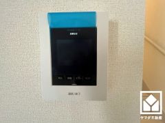 突然の来訪時でも安心なモニター付きインターホンを完備。お留守番中のお子様でも簡単に来訪者の確認ができます。