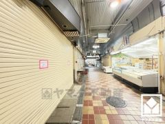 縦横に交差する大規模なアーケード付き商店街の中にある住宅で、他にも多様な専門店や飲食店が軒を連ねています。定期的にイベントなども開催されており、毎日のお買い物が楽しくなりそうです。