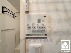 浴室暖房乾燥機付き。真冬の寒い浴室を暖かく、また雨の日の洗濯物の乾燥にと多用途に活躍する機能です。