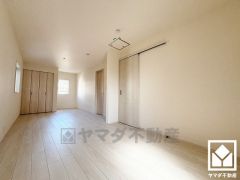 約12帖の2階洋室です。間仕切り壁を施工して将来の家族構成の変化に対応可能な2WAYの出入口が用意されたお部屋です。間仕切り壁は有償となります。