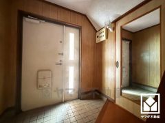 玄関は余裕をもたせた広さになっているので、家族が揃って靴を選んだりお出かけの準備を整えたりすることができます。お出かけの前のチェックにも便利な大きな鏡付きです。