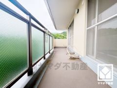 南西向きバルコニーで陽当たり、風通し良好。5階建て4階部分で前面に視界を遮る高い建物がなく、海まで見渡せる開放的な景色が広がります。