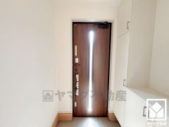 白を基調とした明るい玄関で、毎日を爽やかにスタート。清潔感あふれる空間が、訪れる人々を温かく迎えます。