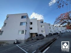 陽光に映える美しい外観。街並みに馴染みながらも、ひときわ目を引く存在感。