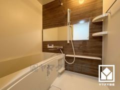 清潔感あふれる空間で、毎日のバスタイムをより快適に。真冬の寒い浴室を暖かく、また雨の日の洗濯物の乾燥にと多用途に活躍する浴室暖房乾燥機付きです。