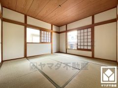 約8帖の和室です。陽光がたっぷり差し込む洗練された和の空間。温かみのある畳のスッキリとしたデザインが、暮らしを心地よく彩ります。