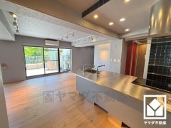 広々としたLDKが魅力。家族全員がリラックスできる、ゆったりとした快適リビングで温かい団らんの時間を。