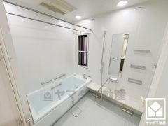 1日の疲れを癒す浴室でゆったりリフレッシュ。小窓が付いているので明るく、こもりがちな湿気もすぐ取り除くことができます。