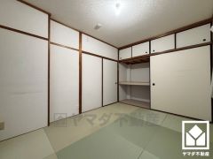 和の趣を大切にしながら、現代のライフスタイルにも調和する美しい琉球畳の和室。シンプルで洗練された空間が、暮らしに心地よいゆとりをもたらします。