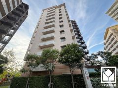 リビングに隣接して約6帖の和室があり、一体利用も可能です。子どもの遊び場、お昼寝スペースにもなり、お子様を見守りながら家事ができます。