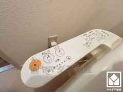 温水洗浄便座付きで、季節を問わずいつでも温かい便座をお使いいただけます。