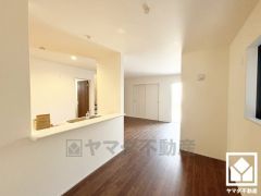 広々16.5帖のLDKが魅力。家族全員がリラックスできる、ゆったりとした快適リビングで温かい団らんの時間を。