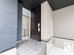 シンプルシックな洗練された玄関デザイン。帰るたびにホッとできる、心地よい住まいの入り口。