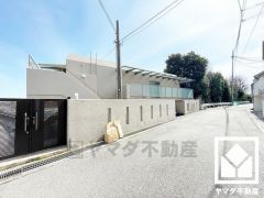 リビングの南側約2.5帖は床暖房付きで、寒い冬でも足元ポカポカ。ホコリを巻き上げないのでお子様のいるご家庭にもおすすめです。エアコンの風が苦手な方や、アレルギー体質の方も快適にお住まいいただけます。