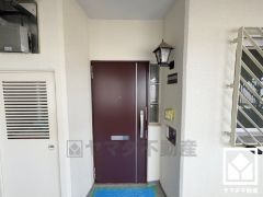 シンプルで洗練された玄関デザイン。帰るたびにホッとできる、心地よい住まいの入り口。