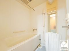 1日の疲れを癒す浴室でゆったりリフレッシュ。清潔感あふれる空間で、毎日のバスタイムをより快適に。