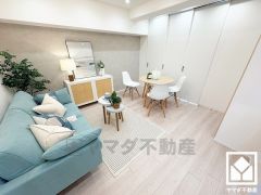 心地よい空間が広がるリビングで、家族みんなが快適に過ごせる時間を提供。