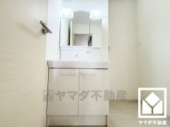 室内洗濯機置場がございますので、天候に左右されず洗濯していただけます。