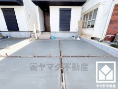 阪急電鉄伊丹線「塚口」駅まで徒歩約13分、阪急電鉄神戸線「塚口」駅まで徒歩約14分、JR福知山線「猪名寺」駅まで徒歩約26分の立地。
