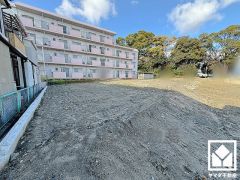 「キリン堂尼崎東店」まで徒歩5分、「業務スーパーTAKENOKO園田店」まで徒歩11分など、お買い物施設が徒歩圏内に複数あり便利な住環境です。