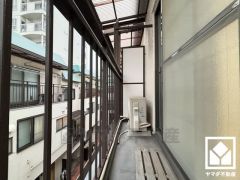 北西向きバルコニーで風通し良好。バルコニーが2階と3階にございますので、お洗濯物をたっぷりと干す事ができます。屋根付きなので急な雨の日も安心ですね。