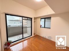 北側・南側の約5帖のお部屋は2面採光。明るい陽光がたっぷり差し込む心地よい生活空間です。