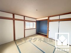 陽光がたっぷり差し込む洗練された和室。温かみのある畳のスッキリとしたデザインが、暮らしを心地よく彩ります。