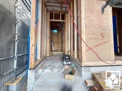 玄関はお出かけの前のチェックにも便利な鏡付きです。