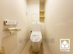 明るく清潔感溢れるトイレです。温水洗浄便座付きで、季節を問わずいつでも温かい便座をお使いいただけます。
